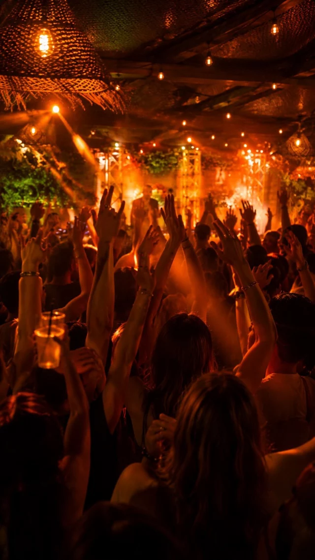 UN VERRE, DES AMIS, UNE AMBIANCE… 

Au Ôma-ya, on vient pour profiter, se retrouver et laisser la soirée suivre son cours. 

Cocktails, bonne humeur et bons moments au rendez-vous !

Venez pour un verre, restez pour l’ambiance.