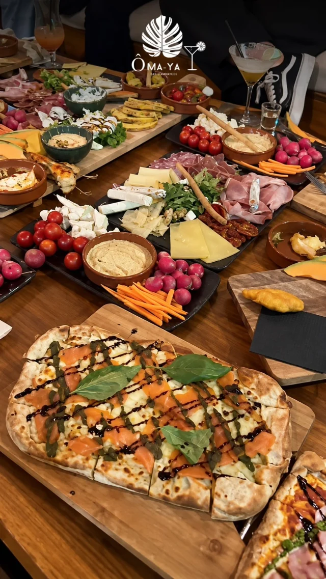 On commence autour d’un cocktail… on finit sur la piste !

À l’ÔMA-YA, la soirée se vit en deux temps : cocktails, tapas et ambiance lounge pour commencer, puis la musique monte et laisse place à une ambiance plus festive. 

Des rires, des rencontres, des souvenirs à partager.