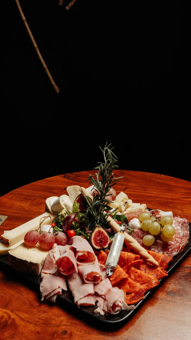 POV : la vraie star de la soirée vient d’arriver. 🧀🍷🔥
La planche mixte, charcuteries et fromages (boucherie de saint mitre les remparts)

À partager… en théorie. 😏