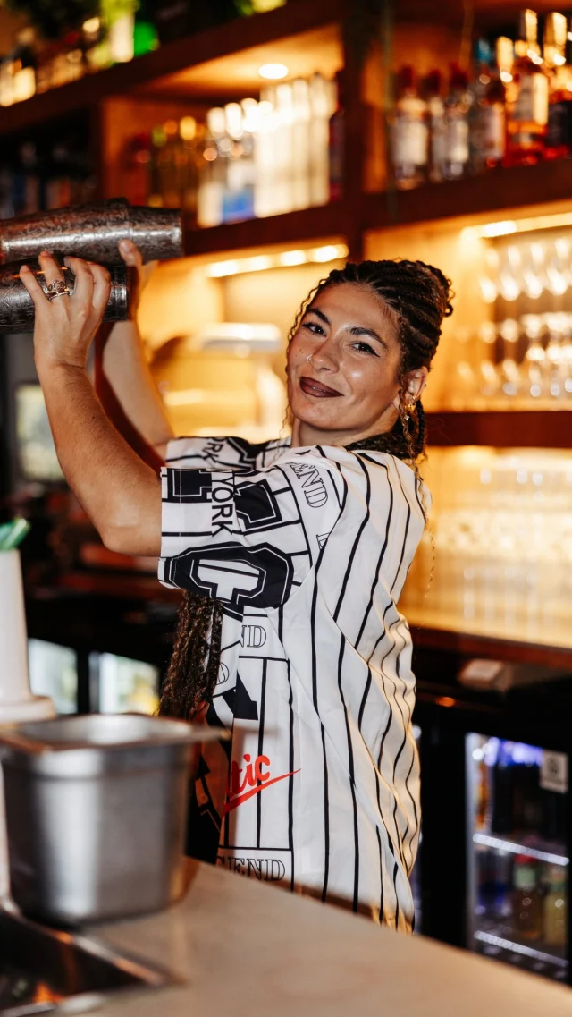 Shake, shake, shake ! 🍸

Un peu de technique, une bonne dose d’énergie et surtout beaucoup de passion !

À l’ÔMA-YA, vos cocktails prennent vie derrière le bar, avant de venir accompagner vos meilleurs moments !